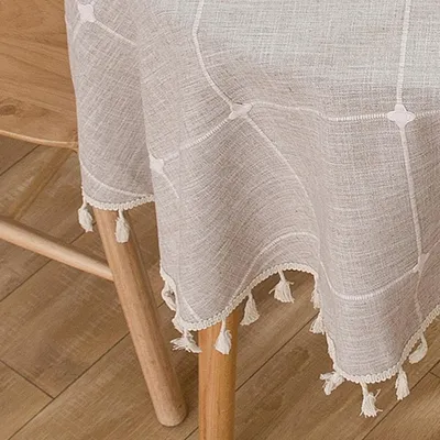 Produktbild von 1 Stück Tischdecke im Landhausstil aus hochwertiger Baumwollleinen-Mischung mit charakteristischer Fransenborte (Quasten) und einfarbigem Mosaikmuster. Die natürliche, gewaschene Textur ist knitterarm, formstabil und einlaufsicher – bügelfrei nutzbar. Ideal als staubdichte Küchentischdekoration oder vielseitige Esstisch-Accessoire für Alltag, Feiertage wie Ostern oder besondere Anlässe. Maschinenwäsche bei niedriger Temperatur möglich; liegend trocknen empfohlen.