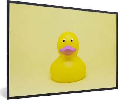 Produktbild von MuchoWow® Gerahmtes Poster Gummi-Ente - Gelb - Rosa 90x60 cm - Poster mit Schwarzem Bilderrahmen Wandposter Rahmen Foto Bilder - Fotorahmen - Foto-Plakat
