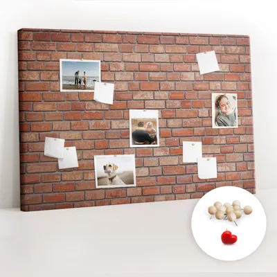 Obrázek produktu pro Korková nástěnka s kolíčky - Tabule s kolíky pro fotografie a poznámky - 120x80 cm - Připínáčky dřevěné 100 kusů - Cihlová zeď