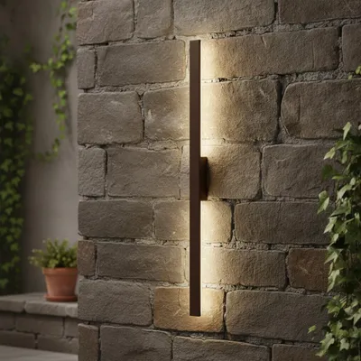 Productafbeelding van Strakke wandlamp Doul roestbruin 121cm, AI-gegenereerde afbeelding