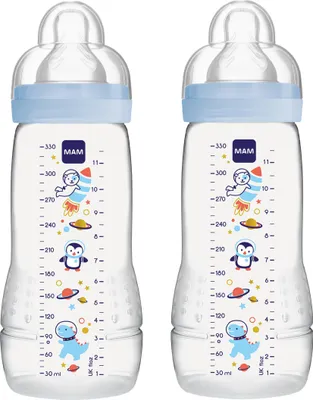 Produktbild von MAM Easy Active Trinkflasche im 2er-Set (330 ml), Baby Trinkflasche inklusive MAM Sauger Größe 2 aus SkinSoft Silikon, Milchflasche mit ergonomischer Form, 4+ Monate, Weltall