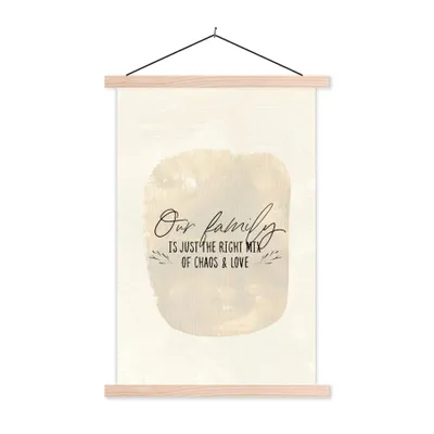 Produktbild von MuchoWow® Textilposter Zitate - Unsere Familie ist genau die richtige Mischung aus Chaos und Liebe - Familie - Sprichwörter 60x90 cm mit holzfarbenen Rahmen - Textil