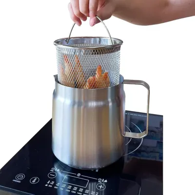Produktbild von 2-Liter-Fritteuse aus Edelstahl mit Frittierkorb und Ölablaufsieb, geeignet zum Frittieren von Pommes frites und Brathähn