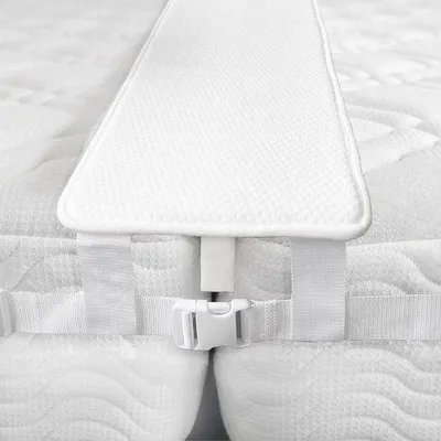 Produktbild von Famanu Bettverbinder zur Kombination von zwei Einzelbetten zu einem Kingsize-Bett - komfortabler Spaltfüller mit verstellbarem Riemen