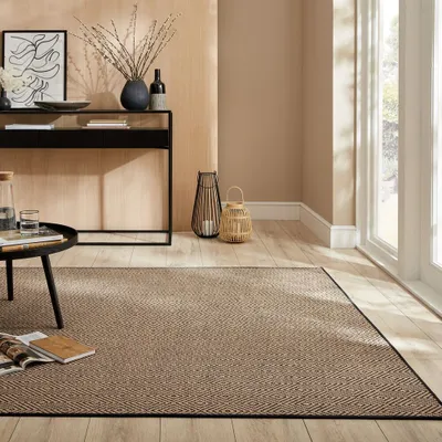 Produktbild von Geometrischer Jute-Teppich mit Naturkautschuk, rutschfester Rücken, hochdichter Teppich - "Carron". Farbe: Braun-Schwarz, 200x290 cm | Kadima Design