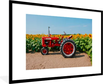 Produktbild von MuchoWow® Gerahmtes Poster Traktor - Rot - Sonnenblume - Bauernhof - Blumen 90x60 cm - Poster mit Schwarzem Bilderrahmen Wandposter Rahmen Foto Bilder - Wanddekoration - Fotos