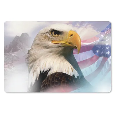Produktbild von MuchoWow® Schreibtischunterlage Ein amerikanischer Weißkopfseeadler mit einer amerikanischen Flagge und Bergen 60x40 cm - XXL Mauspad - Großes Mauspad
