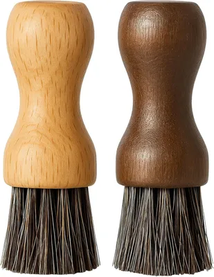 Imagen del producto de Dos cepillos para zapatos hechos con pelo de caballo natural, suaves, con una banda de goma integrada, ideales para cuero, gamuza y tejidos