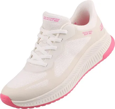 Auf dem Bild ist ein Freizeitschuh in der Farbe Weiß zu sehen der von der Seite betrachtet wird. Der Schuh hat eine glatte Oberfläche mit sportlichen Designelementen und einer rutschfesten Sohle.
