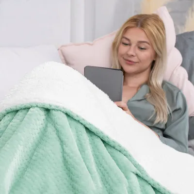 Produktbild von Wohndecke Kuscheldecke zarte Steppung Lammfelloptik  170 x 210 cm - Hellgrün