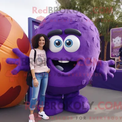 Productafbeelding van Paarse REDBROKOLY gehaktballen mascottekostuum gekleed met een moederjeans en riemen