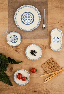 Produktbild von Hermia Concept, Frühstücksset (26 Teile) aus 100% Porzellan, Blau und Weiß | 6 Servierplatten (22 cm), 2 Bootsteller (19 cm & 24 cm), 4 Marmeladenschalen (13 cm), 6 Teegläser & 6 Untertassen | Spülmaschinen- und mikrowellengeeignet.