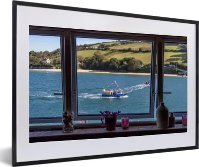 Produktbild von MuchoWow® MuchoWow® Gerahmtes Poster Blick auf das Meer und ein Boot 60x40 cm - Poster mit zchwarzem Bilderrahmen - Schlafzimmer - Plakat in Rahmen - Drucken