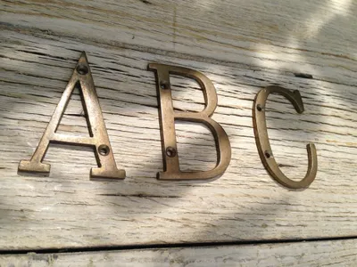 Produktbild von Buchstaben f. Hausnummern Alt-Messing, ABC Ziffern in alter Schrift, Haus Nummer