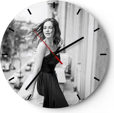 Produktbild von Wanduhr - Rund - Glasuhr - Frau Balkon Straße - 30x30cm - Schleichendes Uhrwerk - Lautlos - zum Aufhängen bereit - Dekoration Modern - Wanddekoration aus Glas - C3AR30x30-5017