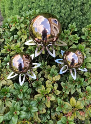 Produktbild von Blütenzauber Paris Rosenkugel 15/10/10 cm Edelstahl golden rose poliert Gartenstecker mit Stab 80 cm
