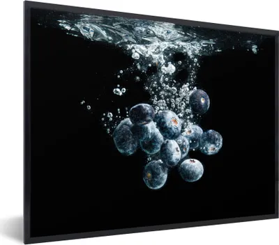 Produktbild von MuchoWow® Gerahmtes Poster Blaubeeren - Obst - Beeren - Stillleben - Wasser - Schwarz 40x30 cm - Poster mit Schwarzem Bilderrahmen Wandposter Rahmen Foto Bilder - Kunstposter - Wanddekorationen