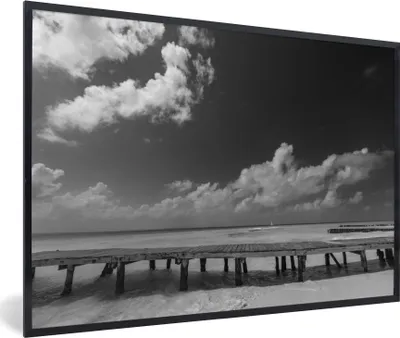 Produktbild von MuchoWow® MuchoWow® Gerahmtes Poster Seitenansicht der Strandpromenade Isla Mujeres - Schwarz und weiß 60x40 cm - Poster mit zchwarzem Bilderrahmen - Printing - Wanddeko Schlafzimmer