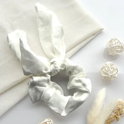 Produktbild von Kurzes Satin-Haargummi mit elegantem Schmetterlingsknoten Weiß
