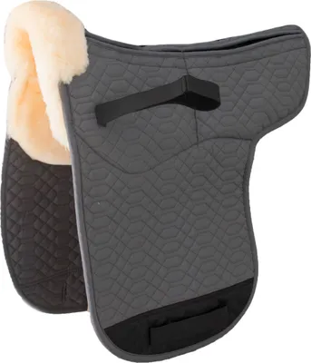 Produktbild von Engel Reitsport Satteldecke SADEK1AP Lammfell & Baumwollsteppstoff, Fell in Sattellage, Fellkranz vorne, Korrektur Aufpolstertaschen außen Grau/Med. D (Dressur)