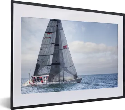 Produktbild von MuchoWow® MuchoWow® Gerahmtes Poster Segelboot nimmt an einer Regatta teil 40x30 cm - Poster mit zchwarzem Bilderrahmen - Bilderrahmen - Poster im Rahmen