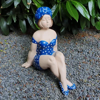Produktbild von Gartenfigur sitzende Badenixe Figur 21 cm blau