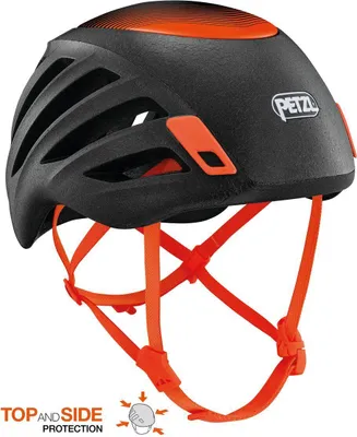 Schwarzer Petzl Sirocco Helm mit orangen Belüftungsöffnungen und verstellbarem orangen Kinnriemen