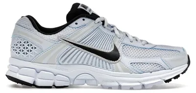 Image de Nike Zoom Vomero 5, coloris Blue Tint, Platinum Tint, Metallic Platinum, Black (pour femmes) - Taille EU 37,5