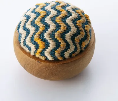 Produktbild von Olympus Kogin Stickpackung "Holzschale Nadelkissen Wellen", Zählmuster, 6,5x5cm, Original aus Japan
