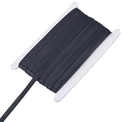 Produktbild von Paspelband aus Kunstleder - 10 mm breit und 50 m lang - für Bastelarbeiten und Bekleidungsdekoration - Schwarz
