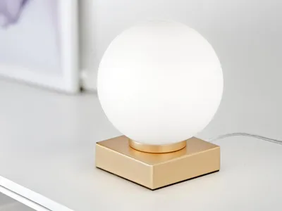 Produktbild von Kleine LED Tischleuchte Gold mit Glaskugel in Opalweiß - Retro Nachttischlampe