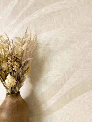 Produktbild von NEWROOM Tapete Beige Vliestapete Wellen - Glanztapete Glamour Champagner Metallic Linien Struktur Mustertapete Modern Streifentapete