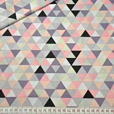 Produktbild von Baumwolle 100% kleine bunte Dreiecke rosa auf weißem Hintergrund.