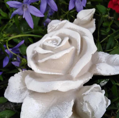 Produktbild von XL Rose mit Stiel Rosenblüte auch Grabdekoration Grabschmuck Steinguss 16cm grau/weiß, ca.360 g