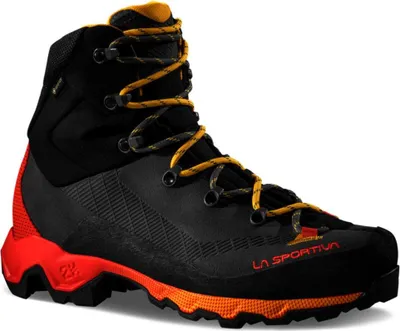 Schwarzer und roter La Sportiva Aequilibrium Trek GTX Schuh mit gelb-schwarzen Schnürsenkeln und Profilsohle
