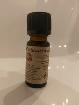 Kleine braune Flasche mit einem schwarzen Verschluss. Auf dem Etikett steht "Weihnachtsduft".