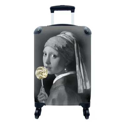 Produktbild von MuchoWow® Koffer Handgepäck Trolley Rollkoffer Kleine Reisekoffer mit 4 Rollen - Mädchen mit Perlenohrring - Vermeer - Lollipop - Gold - Cabin Size < 55x40x23 cm & 55x40x20 cm - Fotokoffer - Kabinenkoffer - Boardgepäck - Reise-Box - Reisekoffer - Reisegepäck - Koffer mit Bild - Trolley für Kinder