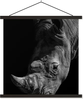 Produktbild von MuchoWow® Textilposter Nahaufnahme eines Nashorns auf schwarzem Hintergrund 90x90 cm mit schwarzem Rahmen - Magnetisches
