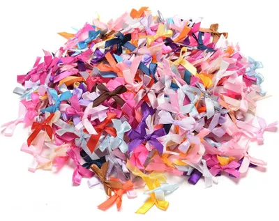 Produktbild von Satinschleifen - 100 Stück - Dekoration für Bastelarbeiten und Textilien - Bunt - 2,5x3 cm