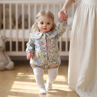 Reborn-Babypuppe 26 Zoll, handgerootetes Haar, Blumenoutfit, lebensecht