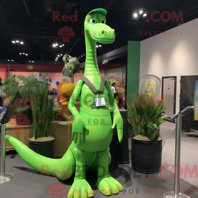 Zdjęcie produktu dla Maskotkarakter REDBROKOLY av en limegrønn Brachiosaurus kledd med en kjeledress og halskjeder