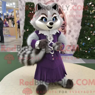 Produktbild von Maskottchenfigur REDBROKOLY eines Lavendel-Waschbären mit Ballkleid und Anstecknadeln