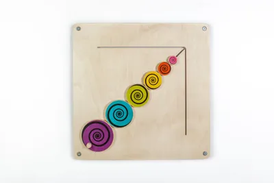 Imagen del producto de Juguete de madera para colgar en la pared, torno de discos. Dimensiones: 48,5 x 48,5 x 8 cm. Nuevo