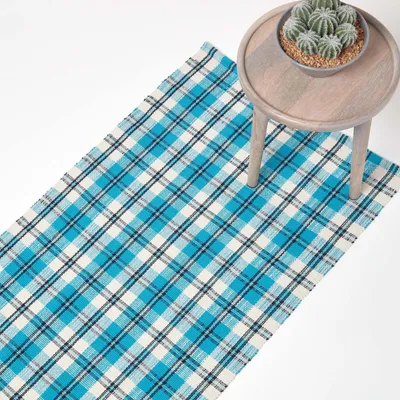 Produktbild von HOMESCAPES Handgewebter blau karierter Teppich Irvine aus 100% Baumwolle, 66 x 200 cm