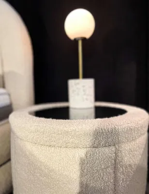 Obrázok produktu pre Nočný stolík biely okrúhly Elegantná spálňa drevo Moderné nočné stolíky