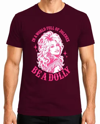 Productafbeelding van In een wereld vol Jolenes, wees een Dolly. Country muziek cowgirl T-shirt, bordeauxrood, maat M