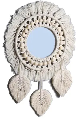 Produktbild von Wandgemälde mit Fransen und Makramee im Boho-Stil mit Anhänger und Federn aus Holzperlen