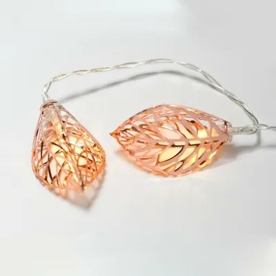 Produktbild von ACA Leuchtende Metallblätter, dekorative Lichterkette mit 10 LEDs (3xAA), batteriebetrieben, warmweiß, Kupfer, Metall, Schutzart IP20, 135+30cm transparentes Stromkabel X061011252