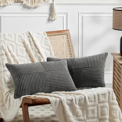 Produktbild von Set mit 2 dunkelgrauen Cord-Kissenbezügen (50 x 70 cm). Weiche, moderne Dekokissenbezüge für Sofakissen im Boho-Stil für Sofa, Schlafzimmer, Wohnzimmer und Bett.