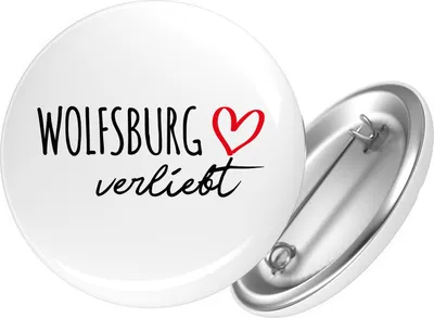 Produktbild von Huuraa Button Wolfsburg verliebt 25mm rund mit Sicherheitsnadel Ansteckbutton Geschenkidee
